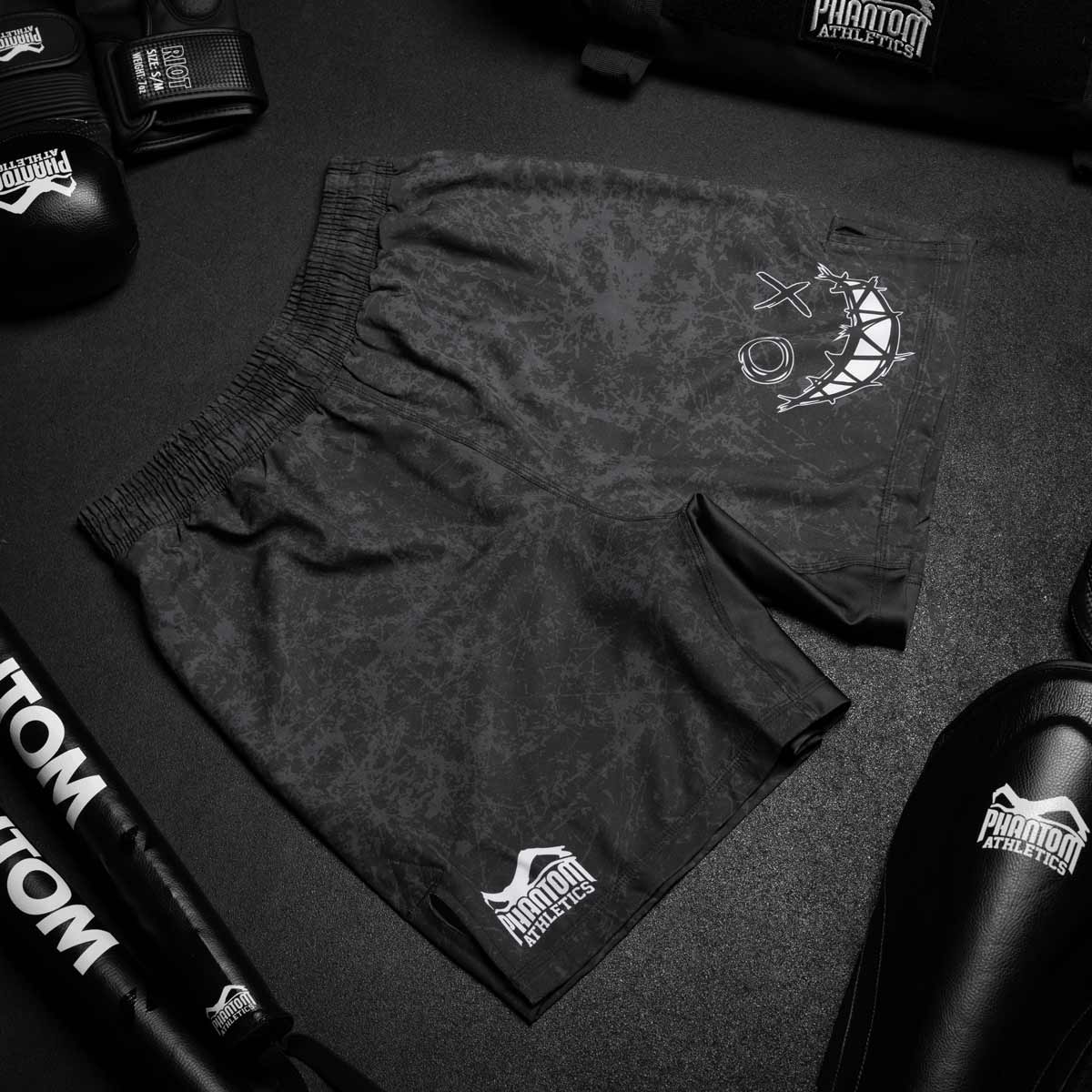 Die Phantom Serious MMA Shorts im Smiley Design für deinen Kampfsport.