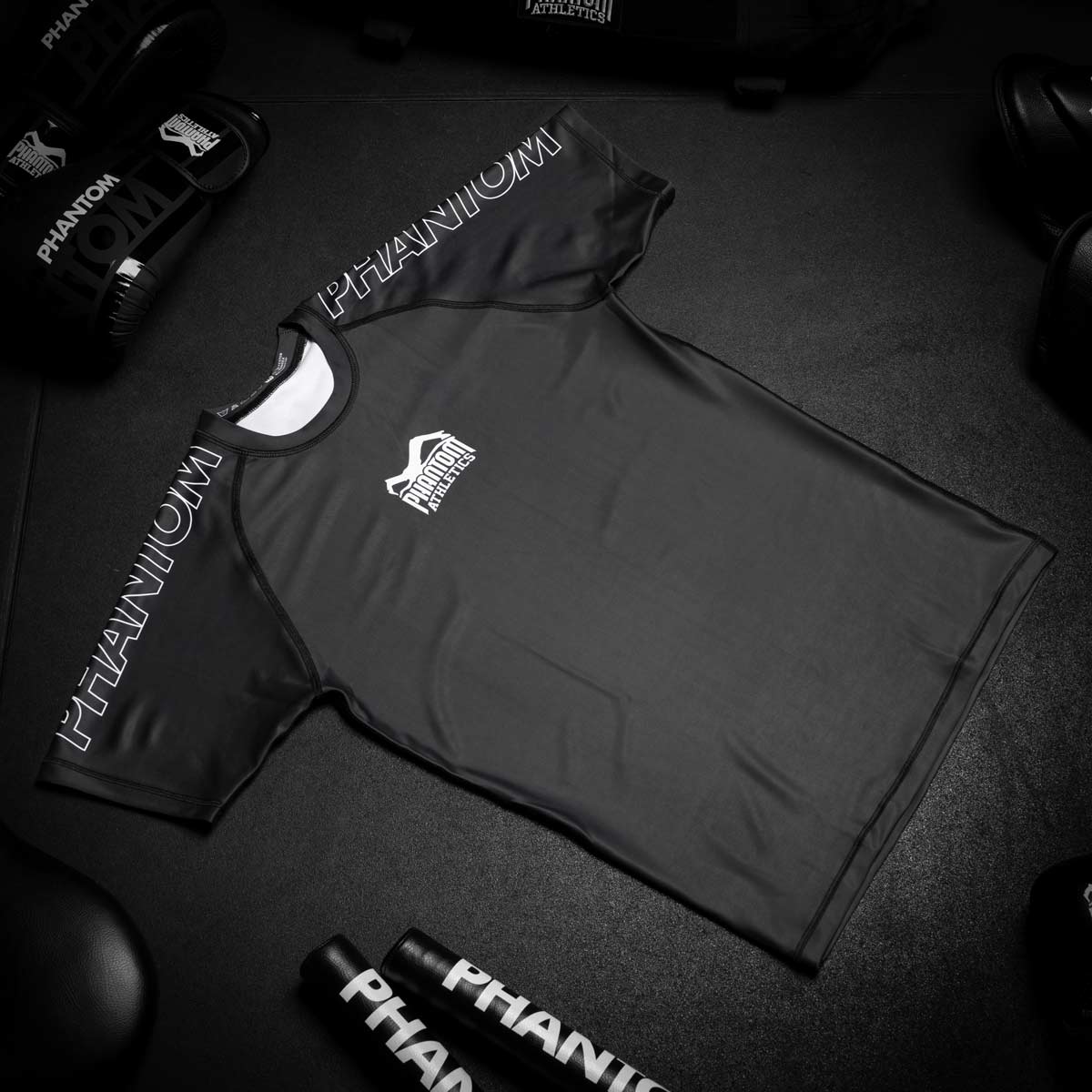 Phantom Ranked No-Gi Rashguard nach IBJJF Richtlinien in Schwarz. Ideal für BJJ und Jiu Jitsu Training und Wettkampf.