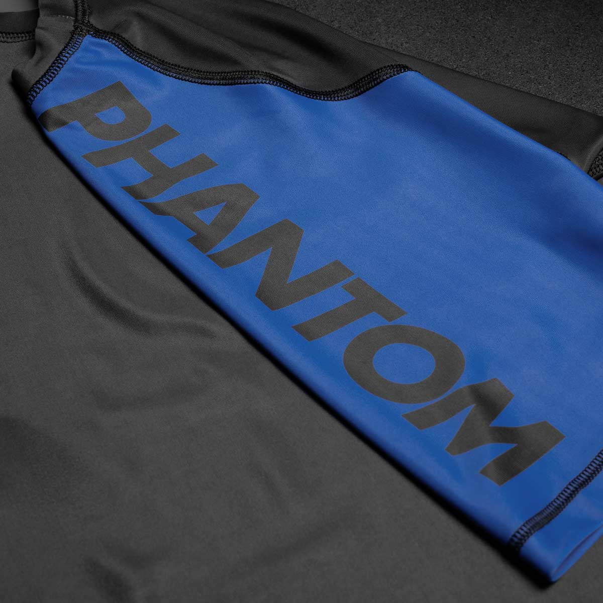 Phantom Ranked No-Gi Rashguard nach IBJJF Richtlinien in Weiss. Perfekt für BJJ und Jiu Jitsu Training und Wettkämpfe.