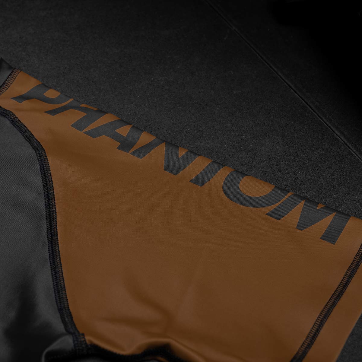 Phantom Ranked No-Gi Rashguard nach IBJJF Richtlinien in Braun. Ideal für dein BJJ und Kampfsport Training und Wettkampf.