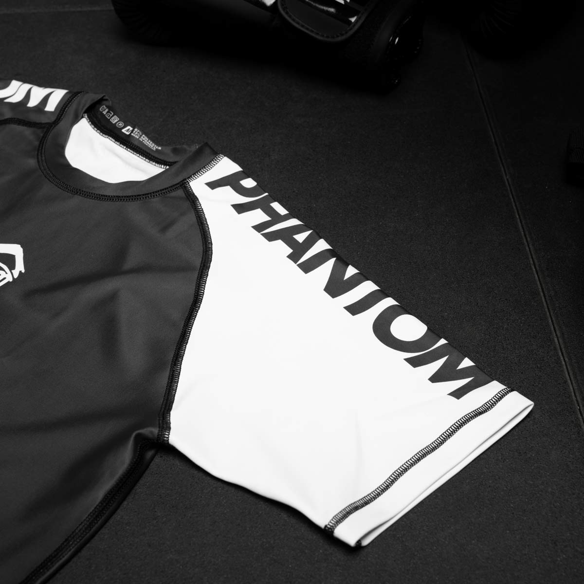 Phantom Ranked No-Gi Rashguard nach IBJJF Richtlinien in Weiss. Perfekt für BJJ und Jiu Jitsu Training und Wettkämpfe.