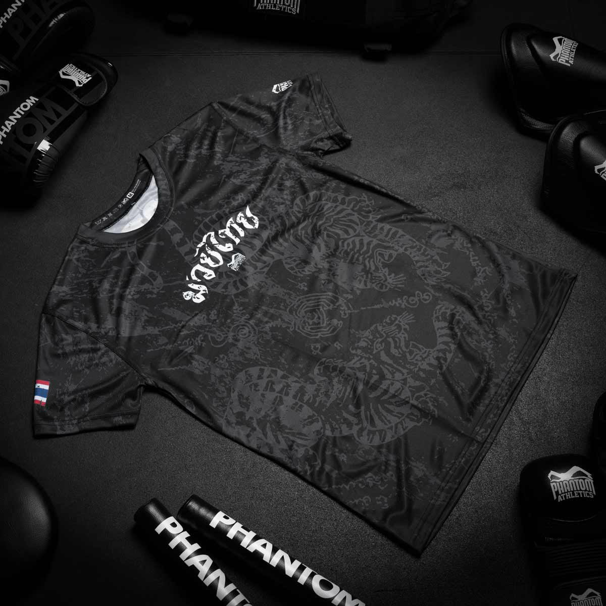 Phantom EVO Trainingsshirt im Muay Thai Design für Kampfsport Training. Mit thailändischer Schrift und Sak Yant Grafiken. Hochwertiger Sublimationsdruck für eine lange Lebensdauer.