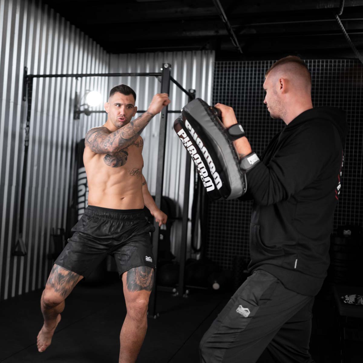 UFC Fighter Aleks Rakic mit High Kick bei den Phantom High Performance Pads