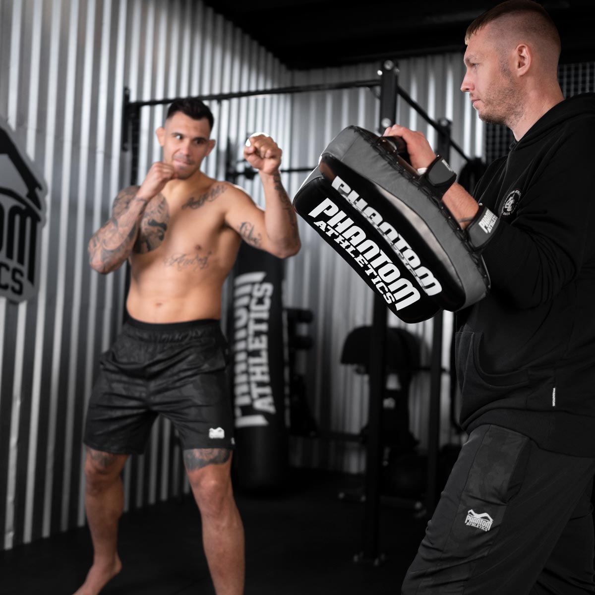 UFC Fighter Aleks Rakic beim Kick Training mit den Phantom High Performance Thai Pads