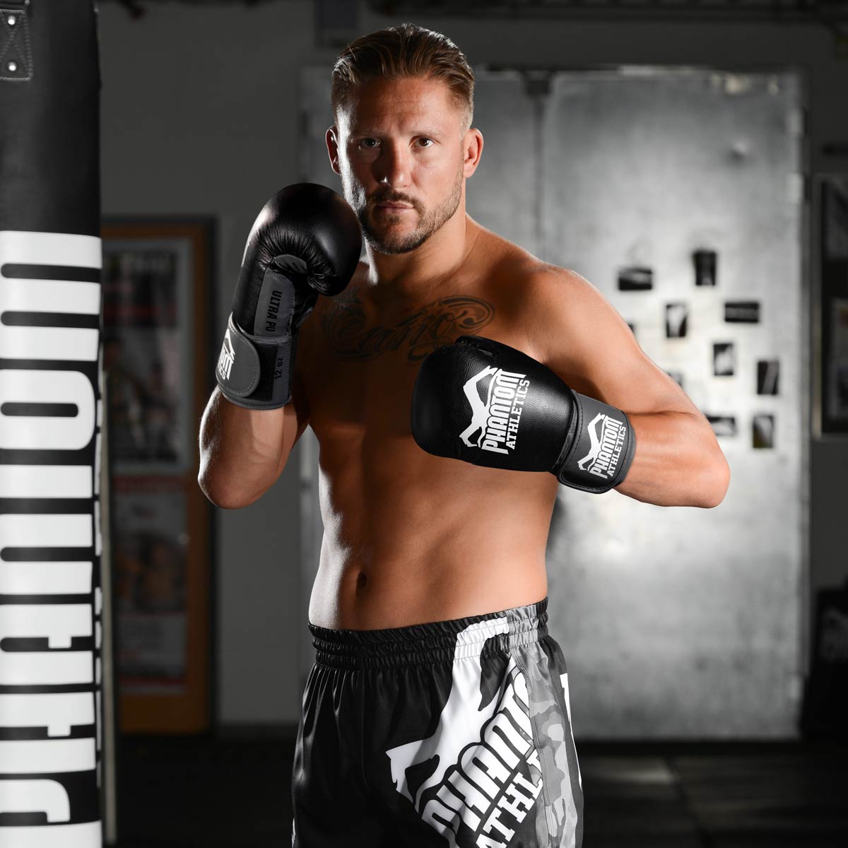 K1 Fighter Andy Souwer mit den Phantom Ultra Boxhandschuhen im Training.